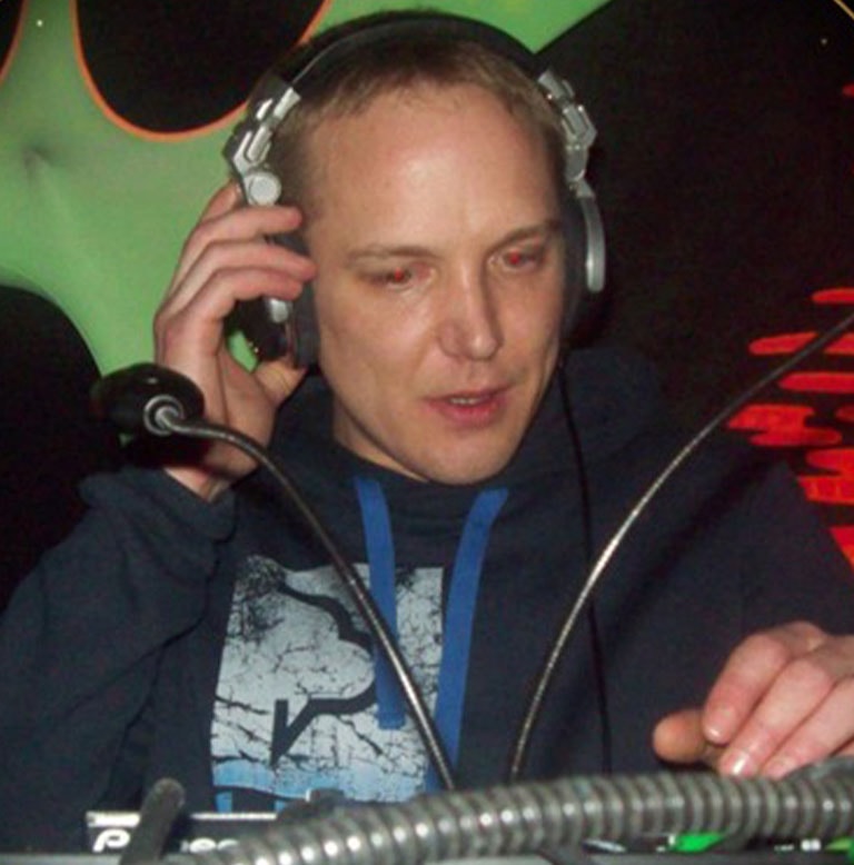 DJ mit Kopfhörern und Mischpult, der Musik auflegt.